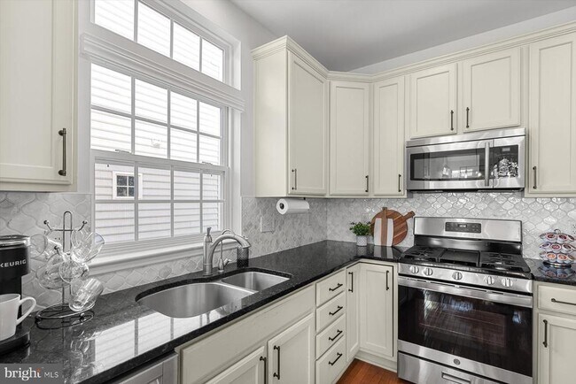 Building Photo - 301 Adelaide Dr