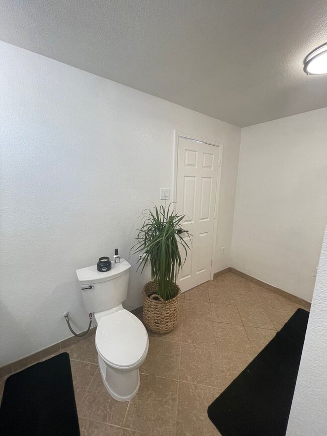 Building Photo - AVAILABLE NOW! 3 BEDROOM/2 BATH IN FAIRFIELD