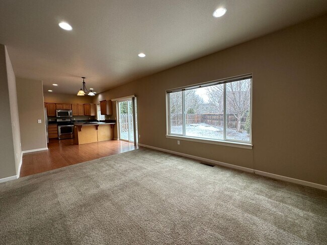 Building Photo - Inviting 4 Bedroom Home with Spacious Layo...