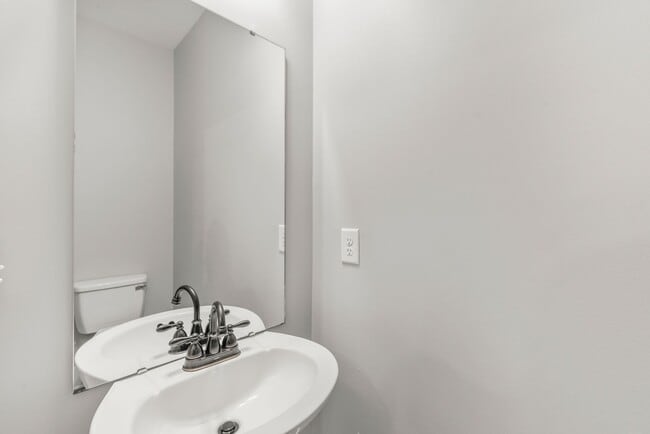 Building Photo - Beautiful Home with a Backyard Deck in Bid...