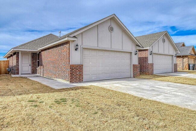 Building Photo - Beautiful Newer Construction Home!