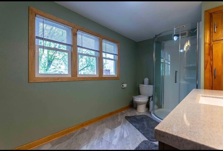 2nd floor full bath - 1215 Mount Pleasant St