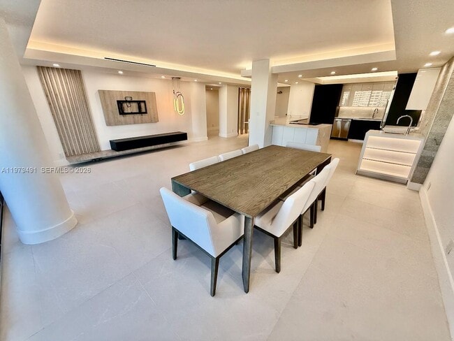 Building Photo - 900 Bay Dr