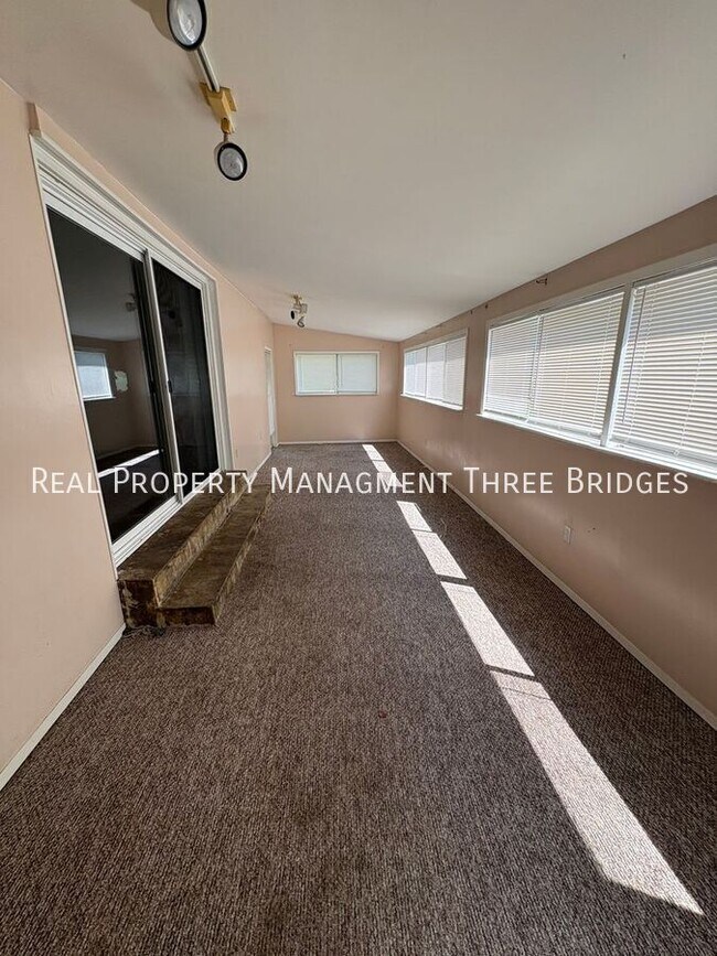 Building Photo - 90 Canisius Ln