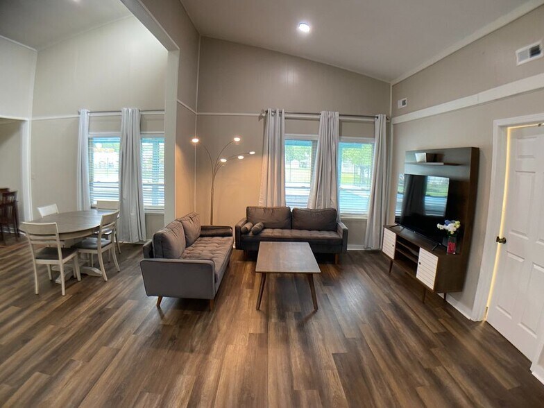 Building Photo - 2304 Wellington Green Dr