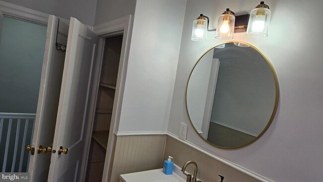 Building Photo - 5434 Arlington St