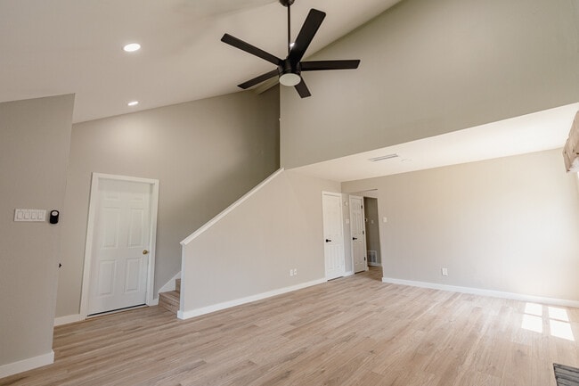 Building Photo - 2027 Lucerne Cir
