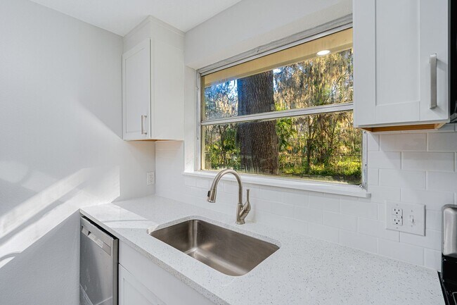 Building Photo - Stunning Remodeled 3-Bedroom Home in Prime Ormond Location