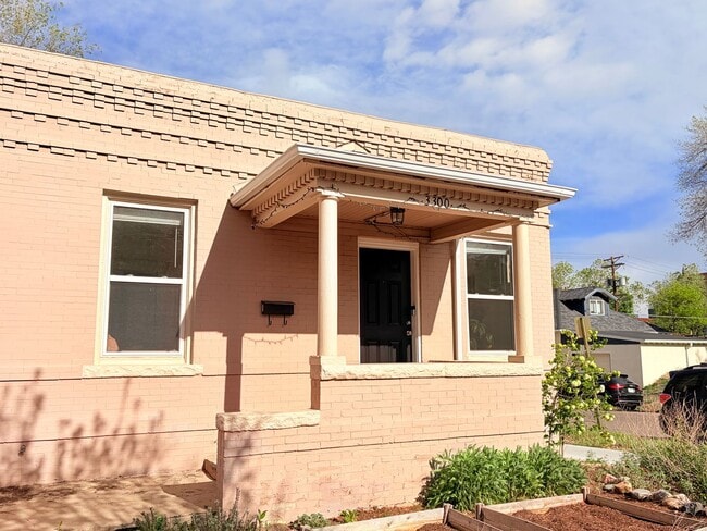 Building Photo - Charming 2 Bed 1 Bath Duplex in West Highlands