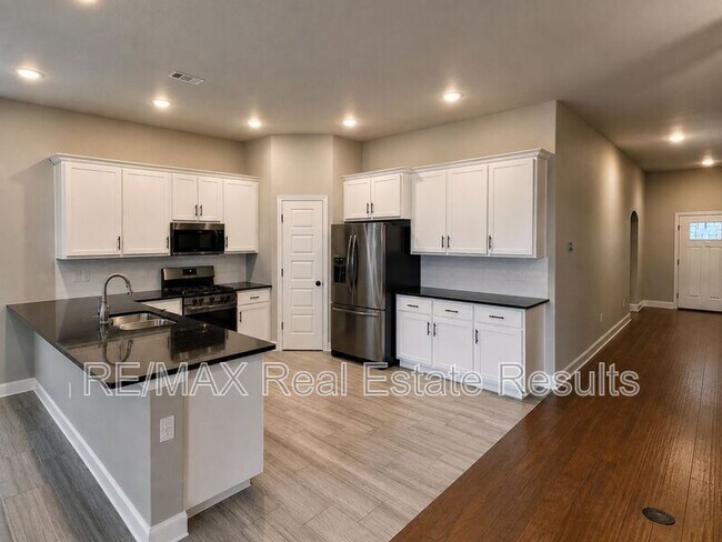 Building Photo - 511 Melrose Pl