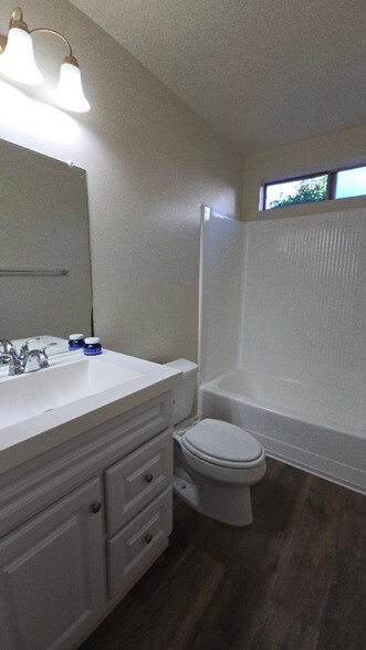 Building Photo - 530 N Wilson Ave