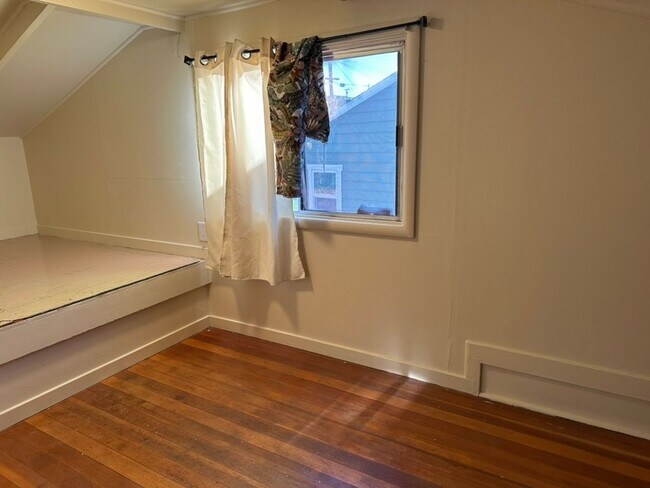 Building Photo - Epic REA - Great Home w/2 BR/1 BA Plus Bonus Loft in Mills Park Neighborhood