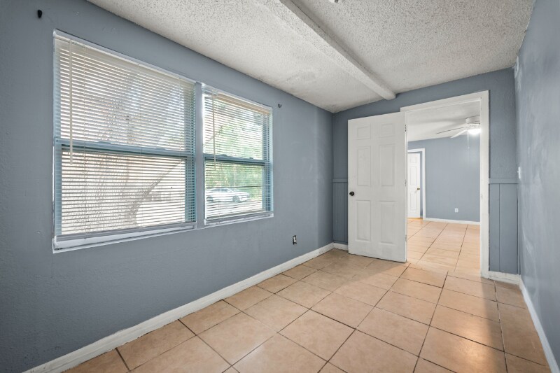 Building Photo - 304 Bernard Rd