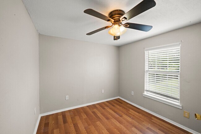 Building Photo - 303 Linwood St