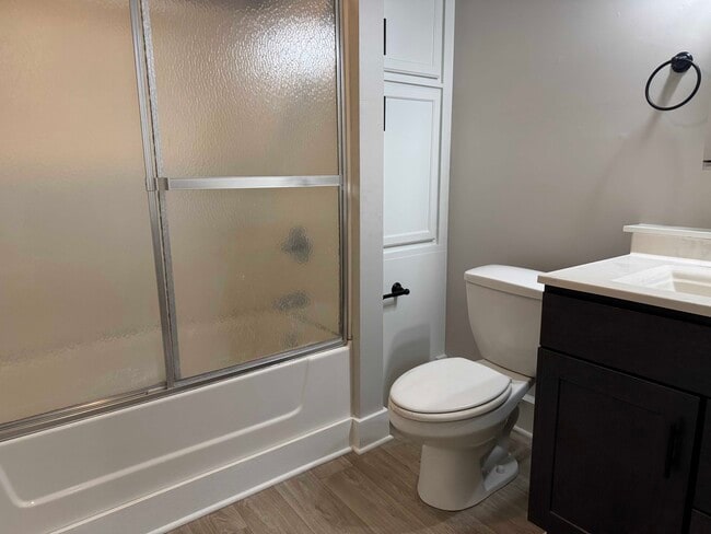 Building Photo - 402 Fernando St NE