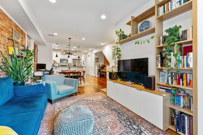 Building Photo - 1105 Park Rd NW