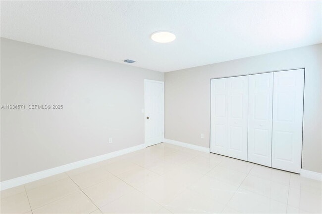 Building Photo - 5145 SW 140th Pl