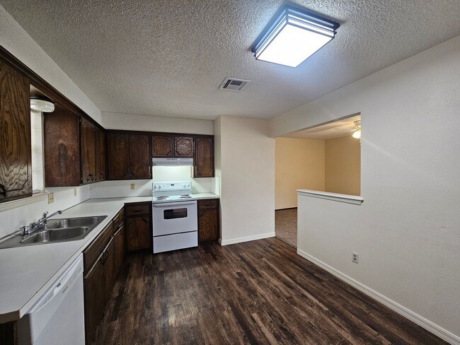 Building Photo - (4) Bed/(2) Bath New Flooring and Fresh Pa...