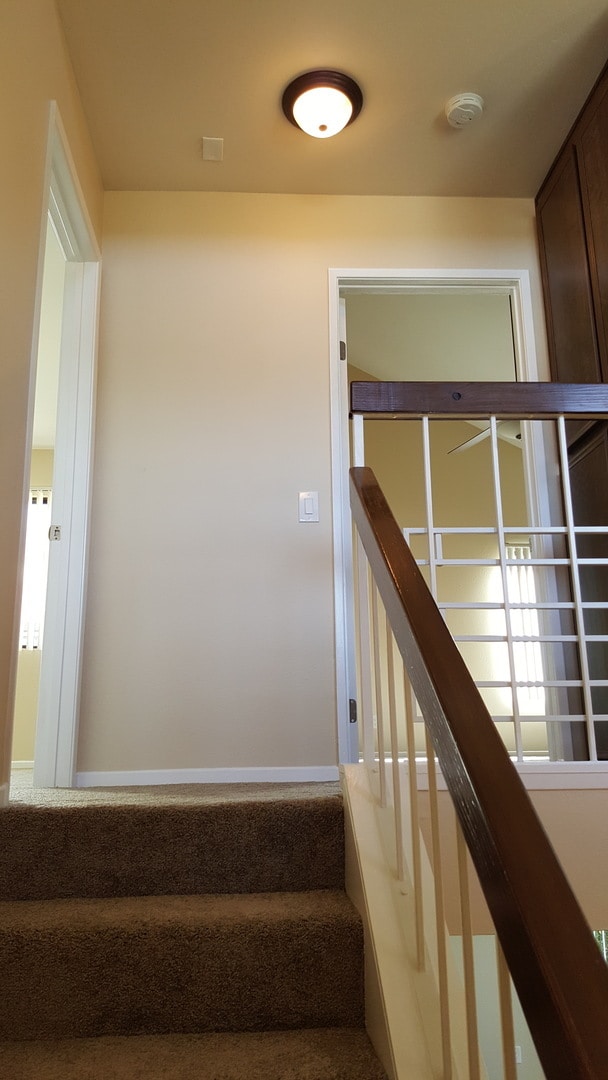 Building Photo - 2 Bed/2.5 Bath Townhouse w/2 Car Attached ...