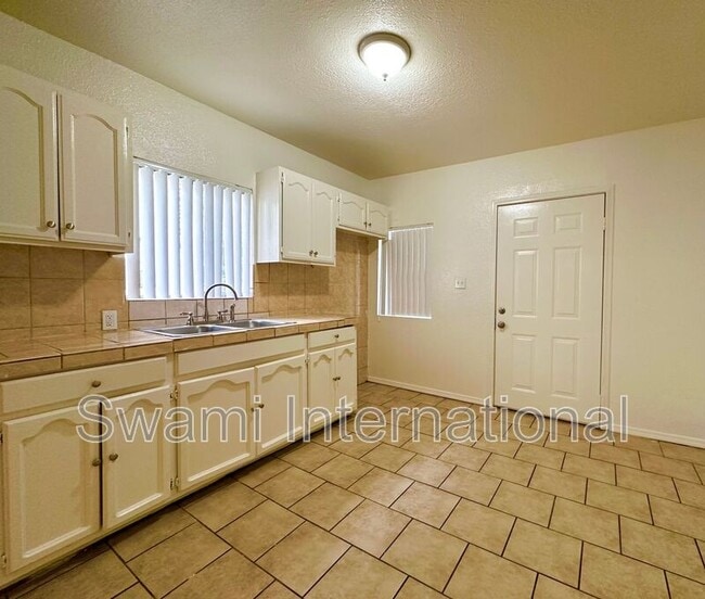 Building Photo - 1733 1/2 E. 63rd St.