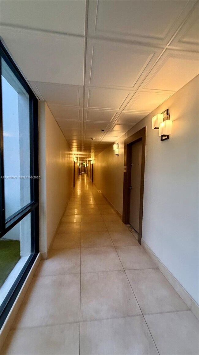 Building Photo - 3701 N Country Club Dr