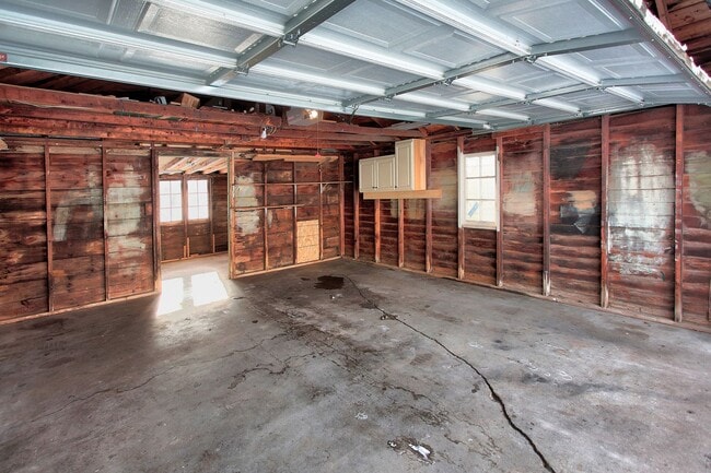 Building Photo - 3 Bedroom Home On Holland's North Side