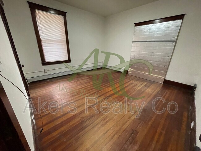 Building Photo - 1124 Lake Ave