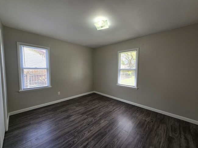 Building Photo - 3 bed 1 bath in Tecumseh!