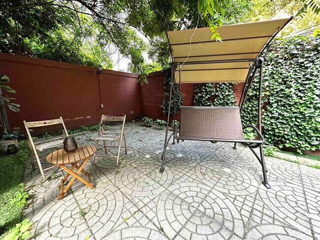 Building Photo - 305 E 104th St