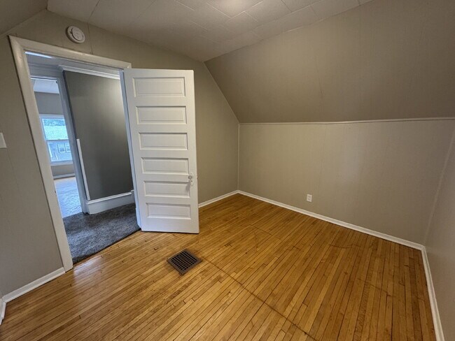 Building Photo - Charming 4-Bed Oasis in Minneapolis – Spacious 1500 Sq Ft Gem!