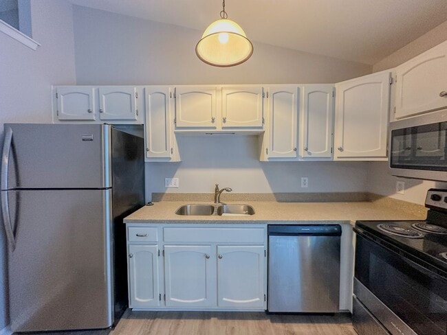 Building Photo - 3 Bedroom/2Bath Ranch inside Lake Monticello Community