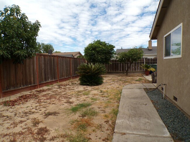 Building Photo - 3 bedroom 2 Barh Home Close to Vintage Faire Mall
