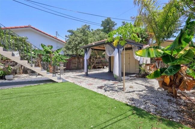 Building Photo - 3522 SW 25th St