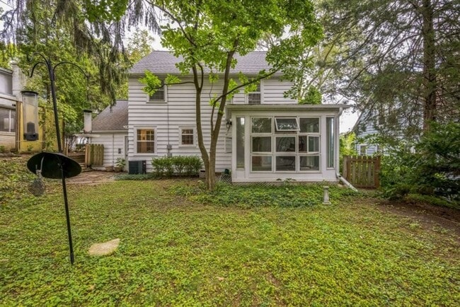 Building Photo - Charming 2 Bed 2 Bath House in the Heart of Madison - Fully Furnished!