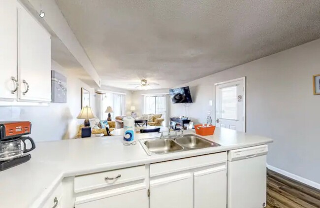 Building Photo - Fully Furnished 2 Bed/ 1 Bath downstairs u...