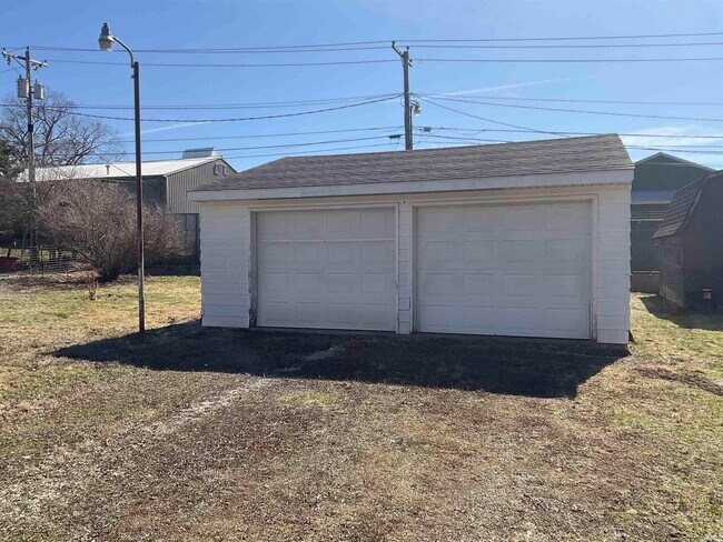 Building Photo - 3011 Fairoak Dr