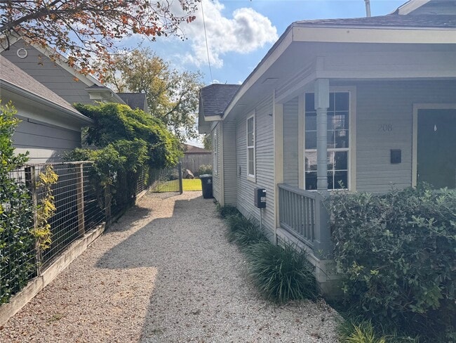 Building Photo - 208 E 38th St