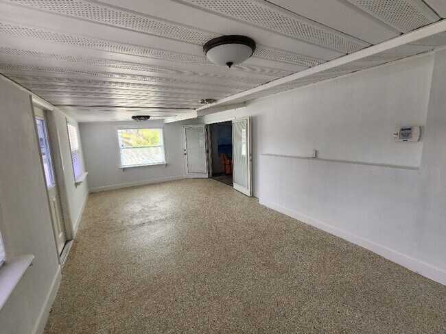 Building Photo - Great beachside 2/2/1 on corner lot
