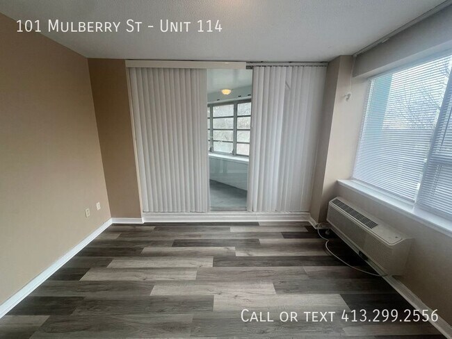 Building Photo - Updated Two Bedroom Condo On Springfield's...