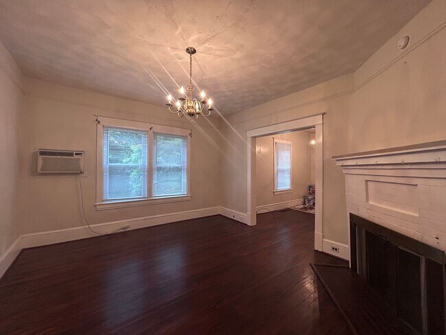 Building Photo - Spacious 3 BR home, Minutes to Medical Cen...