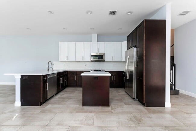 Building Photo - 1031 NE 13th Ave