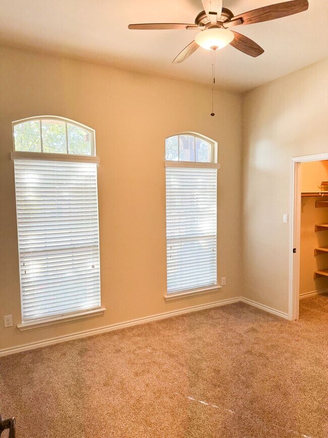 Building Photo - Popular DR Horton Sierra floor plan. 4 bed, 2 1/2 bath, 3 car garage, single story on a corner lo...