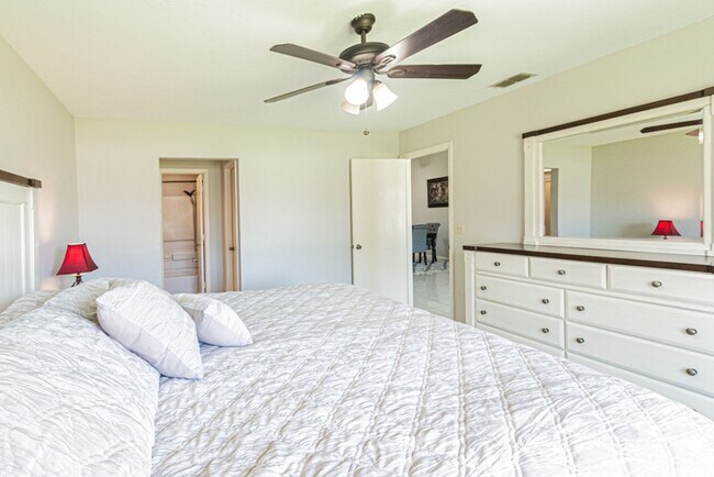 Building Photo - Charming Naples Condo with Resort-Style Li...