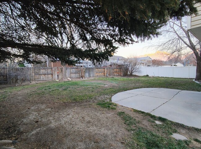 Building Photo - Updated 4 Bd 3 Ba Home in Sandy