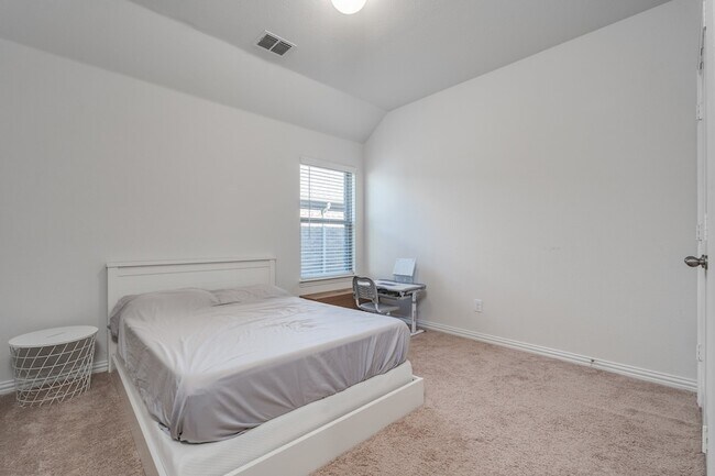 Building Photo - 1352 Lake Grove Dr