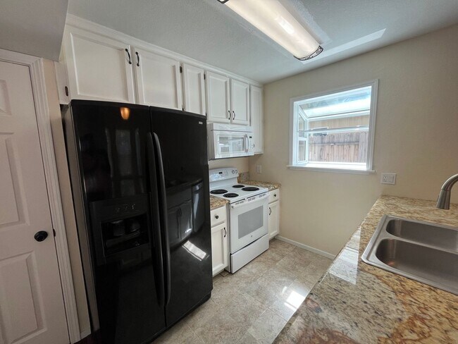 Building Photo - Spacious 3bed 2.5bath 2 story home available now!