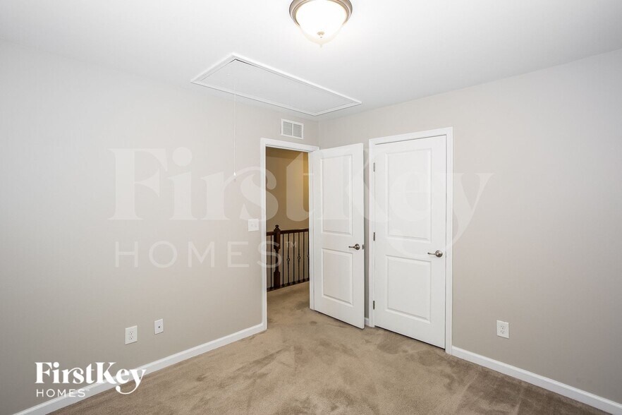 Building Photo - 3232 Oulten St SW