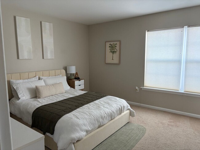 Building Photo - Updated 2 Bed 2 Bath Townhouse in Marietta