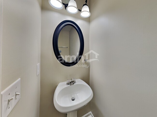 Building Photo - 2219 S Briarwood Dr