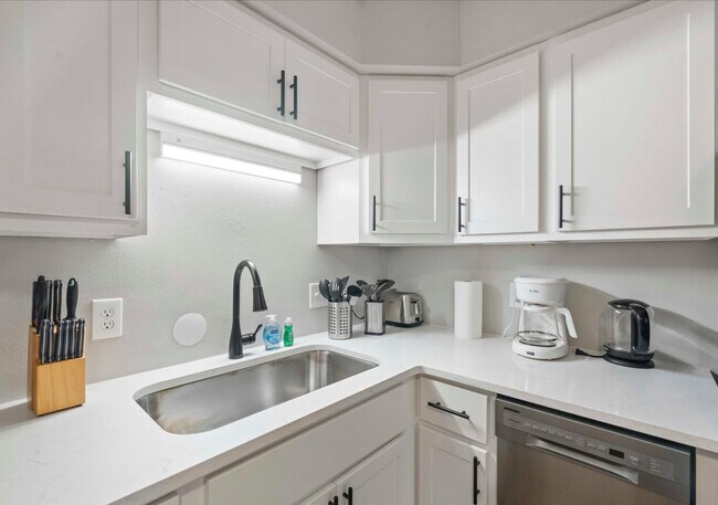 Building Photo - 1217 E Wilson St